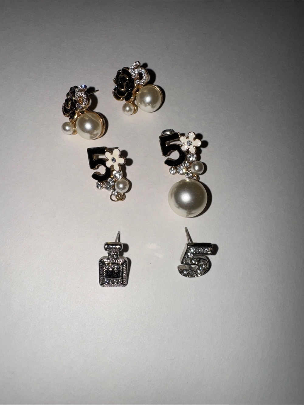 Elegant Pearl and Black Number 5 Fashion Earring Set mix & match pearls/gold - Picture 2 of 3